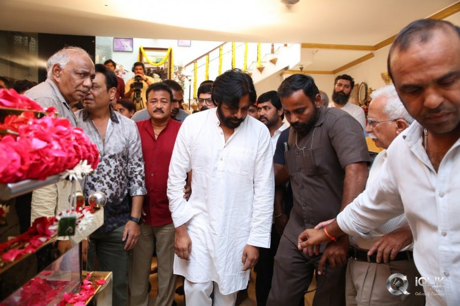 Celebrities-pay-homage-to-superstar-Krishna